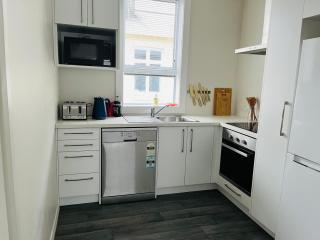 Holiday Home Close to Beach Private Parking - 6