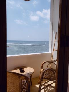 Blue Waves Surf House - Beach Hotel - 1