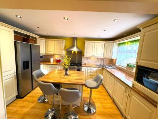Dundridge Home - Morden Urban Living - Sleeps up to 9 guests & private parking for 2 vehicles - Bristol - 0