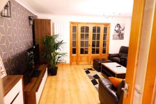 Dundridge Home - Morden Urban Living - Sleeps up to 9 guests & private parking for 2 vehicles - Bristol - 1