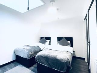 Burmer Central Bliss: Modern 3BR/1BA, Full Kitchen - 9