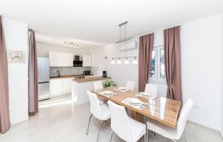Beautiful Apartment In Okrug Gornji - 8