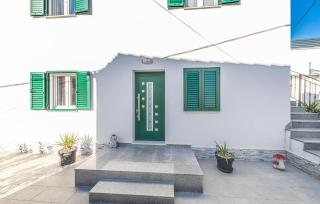 Beautiful Apartment In Okrug Gornji - 5