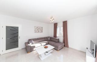 Beautiful Apartment In Okrug Gornji - 4