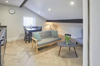 Grace's Loft - Near Beach - WiFi - Sleeps 3 - 8