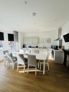 Pearl House - Delightful 3-4 Bedroom Coastal Getaway - 6