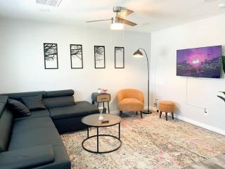 Modern Townhouse in Tempe Near Arizona State University with Fast Wi-Fi & Free Parking for Cozy Stay - 2