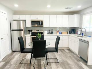 Modern Townhouse in Tempe Near Arizona State University with Fast Wi-Fi & Free Parking for Cozy Stay - Tempe - 6