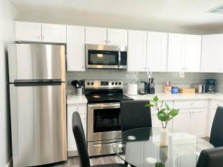 Modern Townhouse in Tempe Near Arizona State University with Fast Wi-Fi & Free Parking for Cozy Stay - Tempe - 4