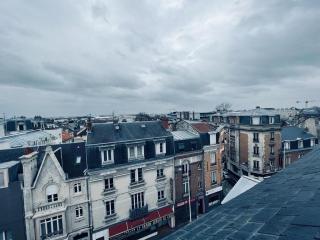 Le Sacré, Au pied de la cathédrale - Reims - 1