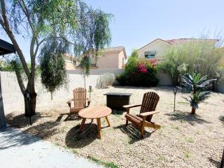 Stylish Cozy Townhouse with King Bed & Parking Near Arizona State University, Mill Avenue & Tempe Downtown - Tempe - 0