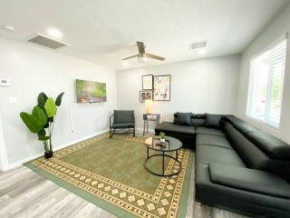 Stylish Cozy Townhouse with King Bed & Parking Near Arizona State University, Mill Avenue & Tempe Downtown - Tempe - 8
