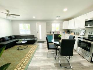 Stylish Cozy Townhouse with King Bed & Parking Near Arizona State University, Mill Avenue & Tempe Downtown - Tempe - 6