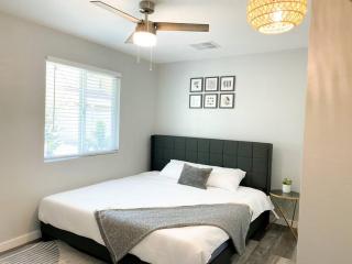 Stylish Cozy Townhouse with King Bed & Parking Near Arizona State University, Mill Avenue & Tempe Downtown - Tempe - 3