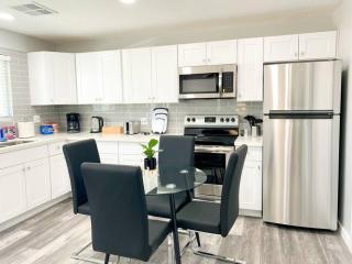 Stylish Cozy Townhouse with King Bed & Parking Near Arizona State University, Mill Avenue & Tempe Downtown - Tempe - 5
