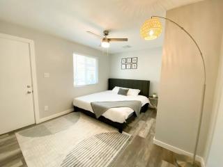 Stylish Cozy Townhouse with King Bed & Parking Near Arizona State University, Mill Avenue & Tempe Downtown - Tempe - 7