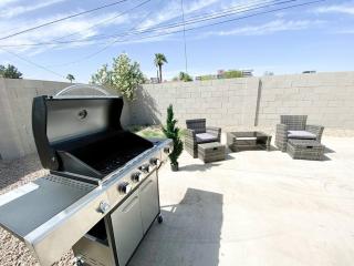 Stylish Central Phoenix 2BR Townhouse with King Beds, Grill, and FREE Parking Near Downtown and Sky Harbor - Phoenix - 4