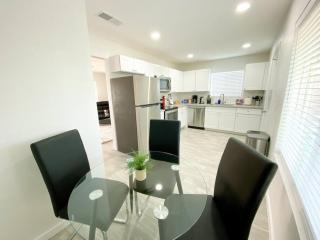 Stylish Central Phoenix 2BR Townhouse with King Beds, Grill, and FREE Parking Near Downtown and Sky Harbor - Phoenix - 8