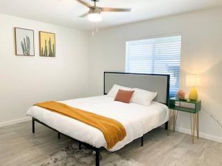 Stylish Central Phoenix 2BR Townhouse with King Beds, Grill, and FREE Parking Near Downtown and Sky Harbor - Phoenix - 1