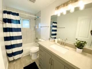 Alluring 2BR Cozy Home with King Beds, Free Parking & Grill Near Downtown and Sky Harbor - Phoenix - 5