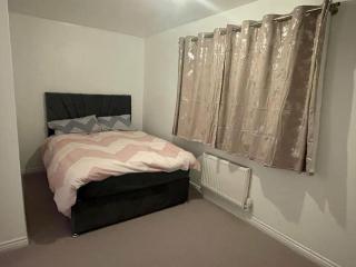 Spacious & Lovely 4 Bedroom Home in Manchester - 8
