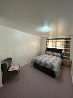 Spacious & Lovely 4 Bedroom Home in Manchester - 6