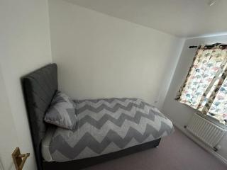 Spacious & Lovely 4 Bedroom Home in Manchester - 3