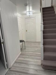 Spacious & Lovely 4 Bedroom Home in Manchester - 2
