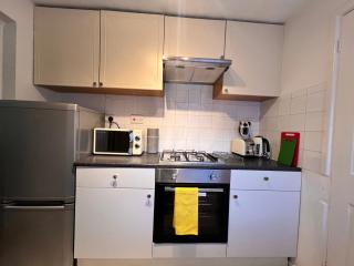 Visit Luton With This 2 BR Rental - Sleeps 6 - 4