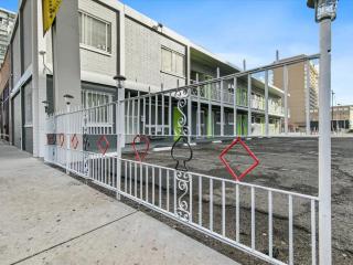 Charming Mid-Century Motel 3 - 5