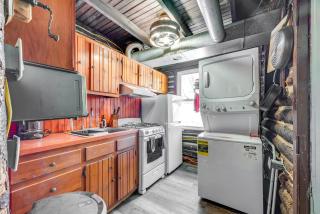 Rustic Blakeslee Cabin with Gas Grill on 2 Acres! - Blakeslee - 3