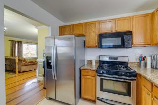 Backyard and Deck Family-Friendly Lorton Home! - Lorton - 3