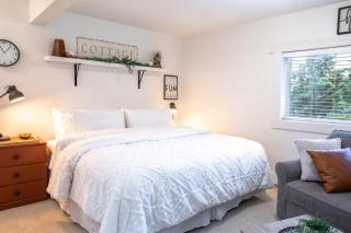The Nook, Top Floor Suite with Lake and Mtn View - 6