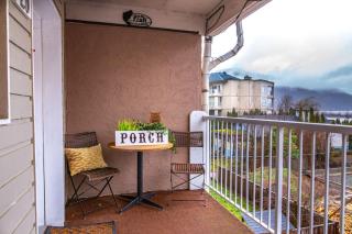 Oasis Top Floor Suite with Lake and Mtn View - Harrison Hot Springs - 3