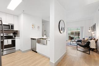 The Hornet - Cozy and Spacious 3BR - Free Parking - Views - 2 Mins to Stadium - Charlotte - 2