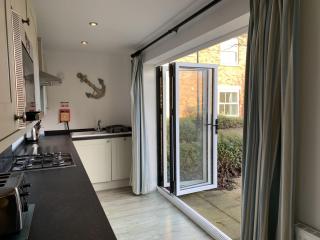 Bay Tree House - The Bay Filey, sleeps 8, 2 dogs welcome - Filey - 5