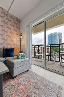 Stylish 4 Bed - 2 Mins to Stadium - Free Parking - Gym - Views - Charlotte - 1