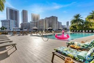 Upper studio Balcony Pool Gym - Near Beach - Hallandale Beach - 4