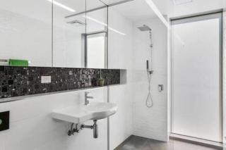 New Architect designed Coastal retreat-water views - Hobart - 2