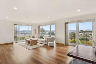 Lovely 2 Bed Home with views - Hobart - 9