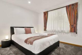 Lovely 2 Bed Home with views - Hobart - 5