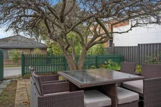 Sandy Bay Cozy Cottage Close to CBD - Hobart - 1