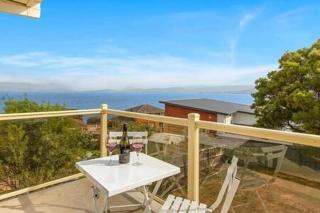 Spacious Modern Home Outstanding Views sleeps 9 - Hobart - 8