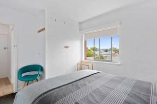 Renovated unit in leafy surrounds close to shops - 3