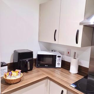 2 Bed House Sleeps 4 - Private Garden Parking - 7