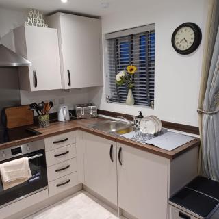 2 Bed House Sleeps 4 - Private Garden Parking - 4