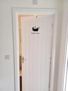 2 Bed House Sleeps 4 - Private Garden Parking - 3