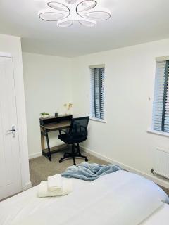 2 Bed House Sleeps 4 - Private Garden Parking - 2