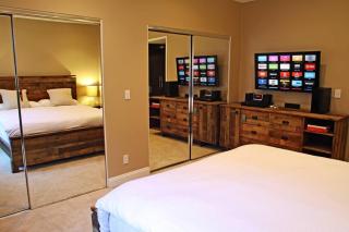Stylish 2 Bed 2.5 Bath Condo Near Beverly Hills. - 8