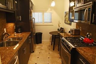 Stylish 2 Bed 2.5 Bath Condo Near Beverly Hills. - 2